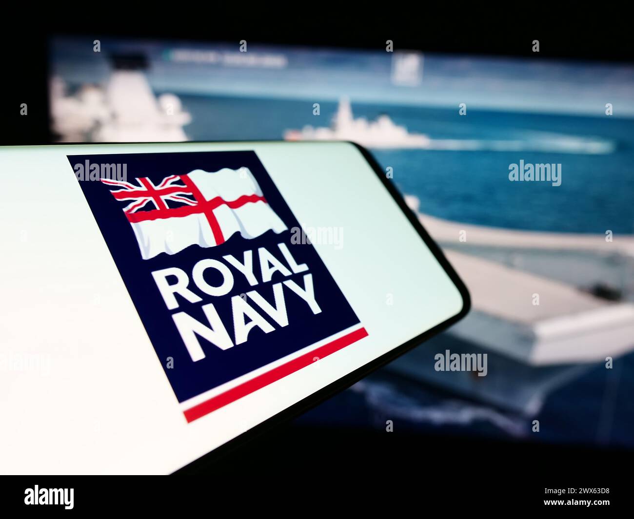 Smartphone avec le logo de United Kingdom Naval Warfare Royal Navy (RN) devant le site Web. Concentrez-vous sur le centre de l'écran du téléphone. Banque D'Images