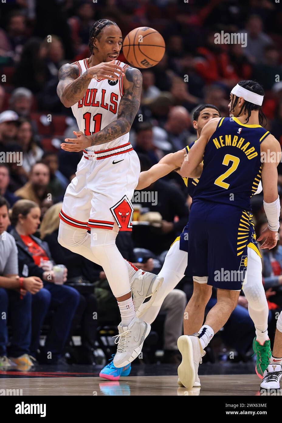 Chicago, États-Unis. 27 mars 2024. DeMar DeRozan des Chicago Bulls passe le ballon lors du match de saison régulière de la NBA entre les Pacers de l'Indiana et les Bulls de Chicago à Chicago, États-Unis, le 27 mars 2024. Crédit : Joel Lerner/Xinhua/Alamy Live News Banque D'Images