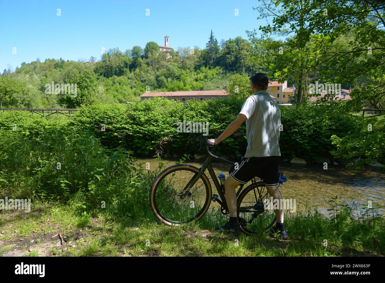 Balade à vélo dans la verdure le long du cours d'une rivière. Piste cyclable pédestre le long de la rivière Olona près de la ville de Lonate Ceppino, Italie Banque D'Images