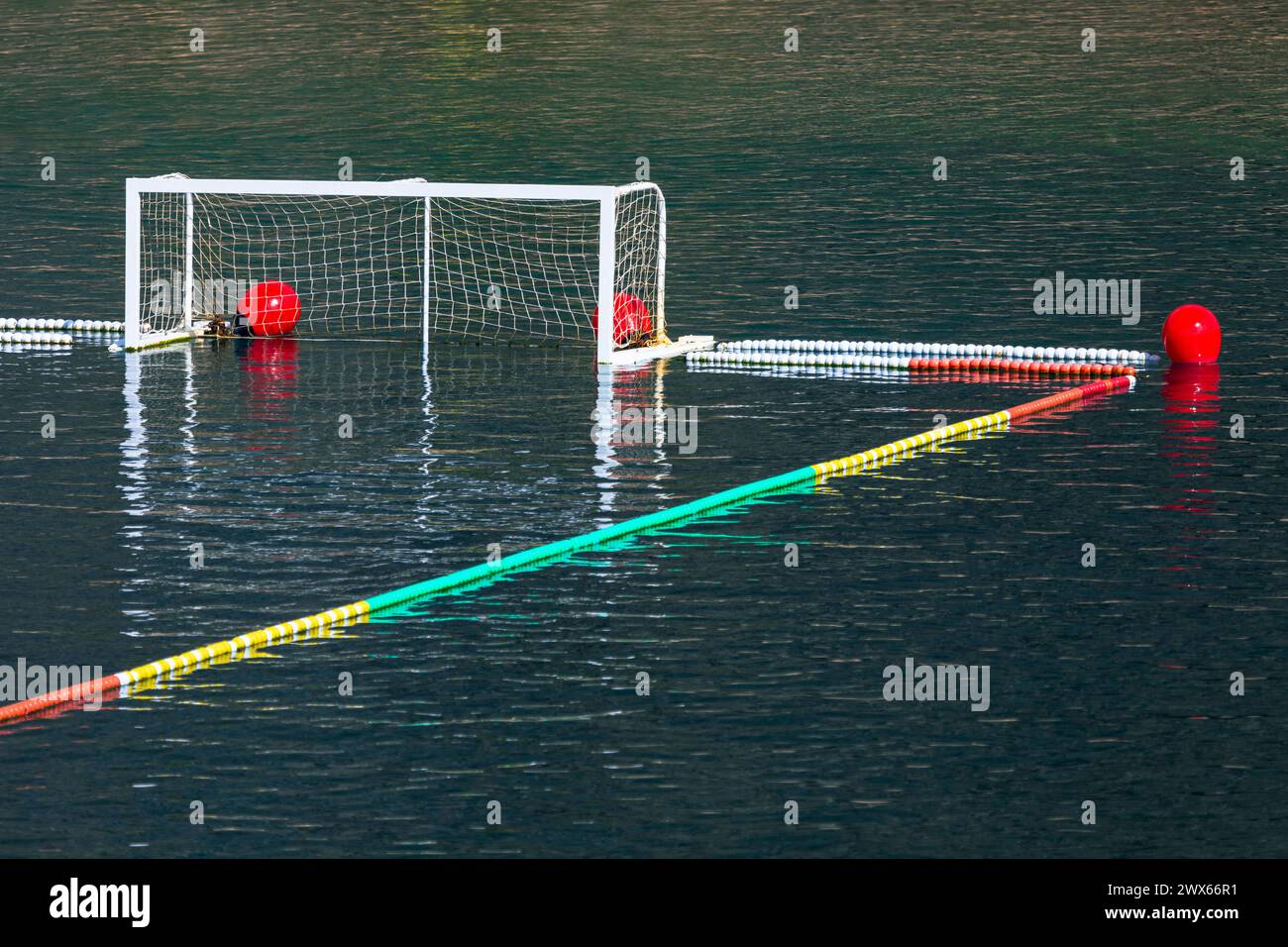 Objectif de water-polo et filet sur l'eau. Terrain de sports nautiques Banque D'Images