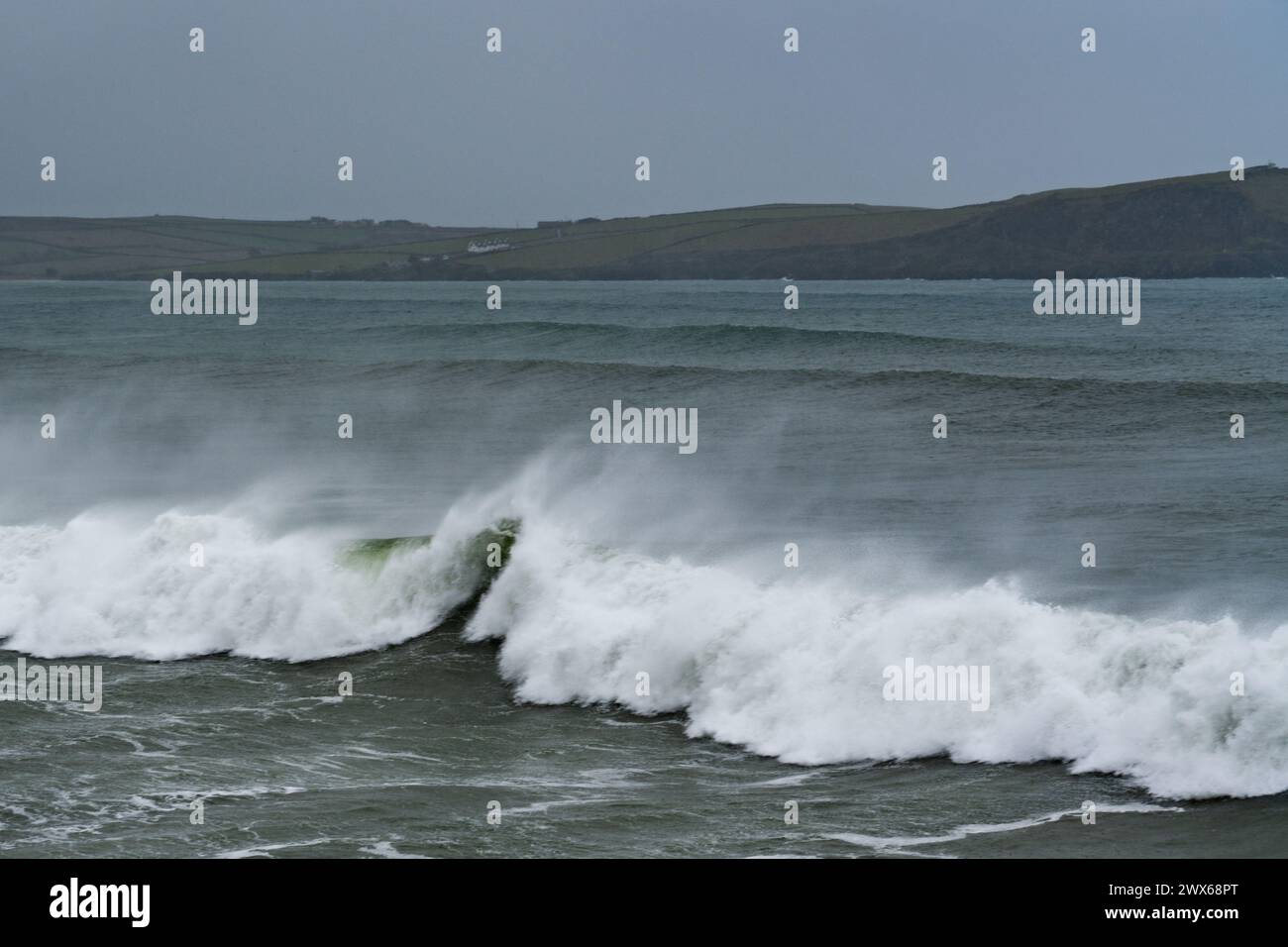 Polzeath, Cornouailles, Royaume-Uni. 28 mars 2024. Météo britannique. Il y a eu de fortes pluies, des vents forts et des températures jusqu'à 5 degrés sur la plage de Polzeath ce matin, en prévision du week-end de Pâques. Crédit Simon Maycock / Alamy Live News. Banque D'Images