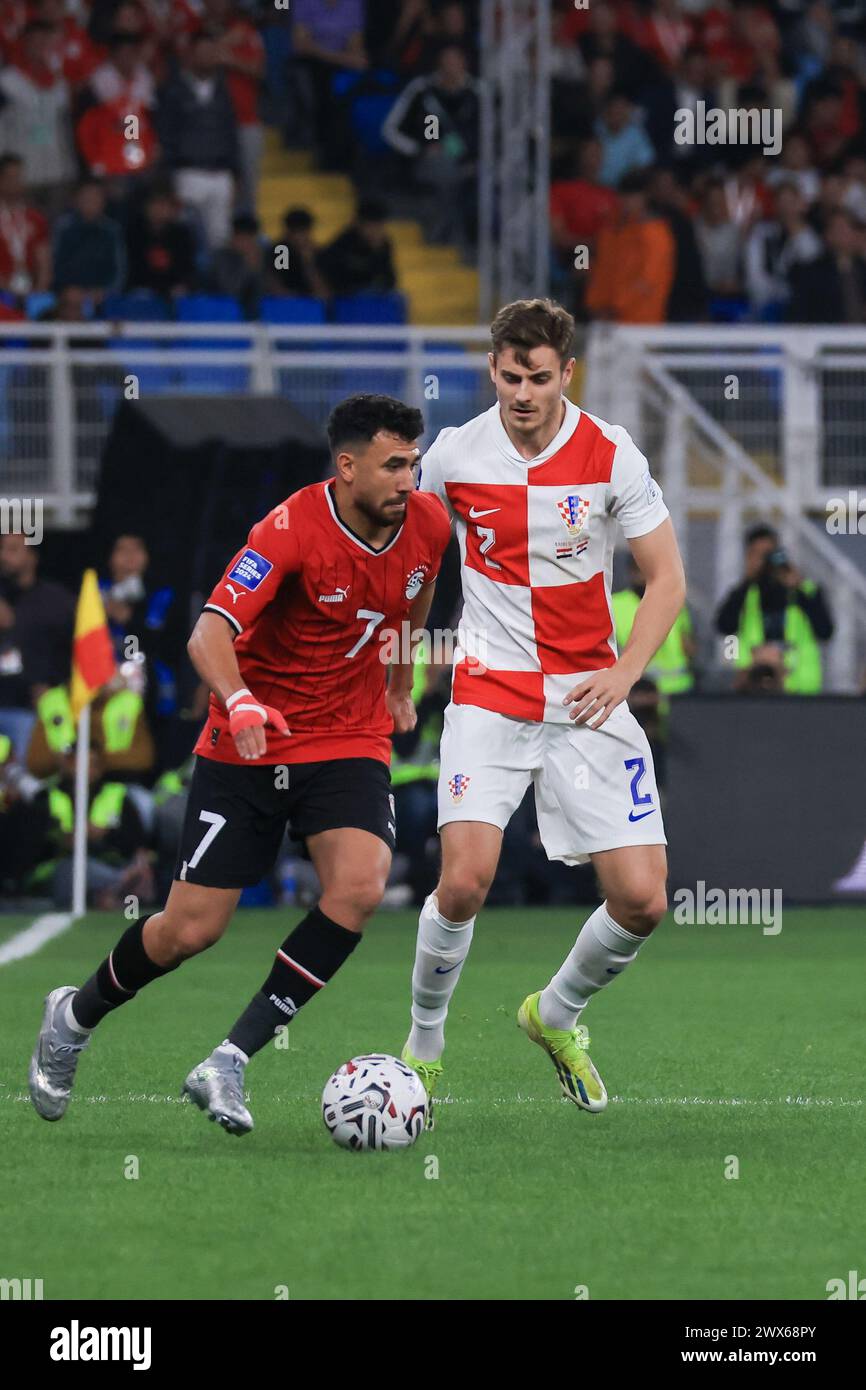 LE CAIRE, ÉGYPTE - MARS 26 : Trezeguet, d'Égypte, et Josip Stanisic, de Croatie, lors du match FIFA Series 2024 Égypte opposant la Croatie et l'Égypte à New ADM Banque D'Images