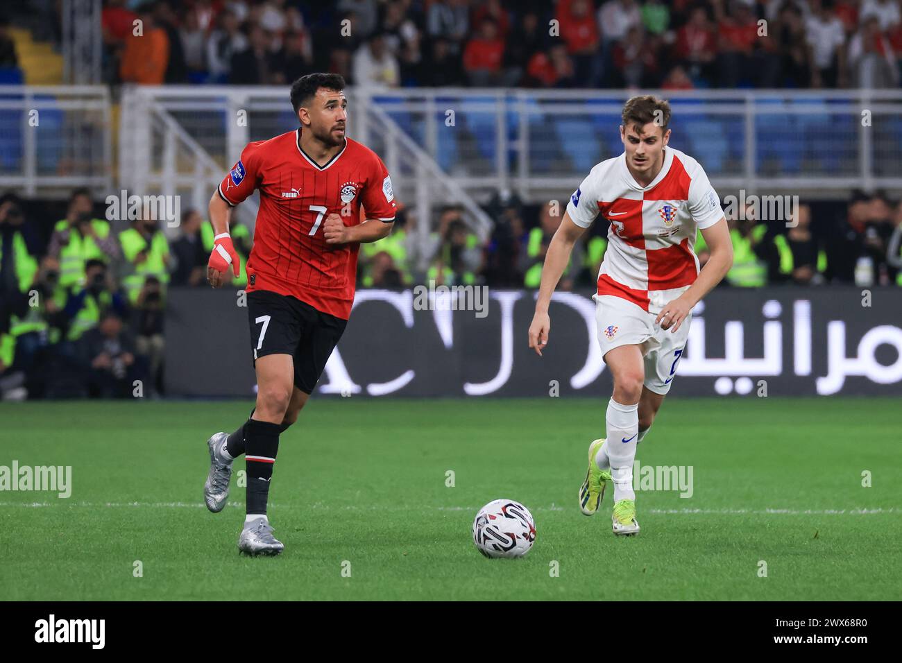 LE CAIRE, ÉGYPTE - MARS 26 : Trezeguet, d'Égypte, et Josip Stanisic, de Croatie, lors du match FIFA Series 2024 Égypte opposant la Croatie et l'Égypte à New ADM Banque D'Images
