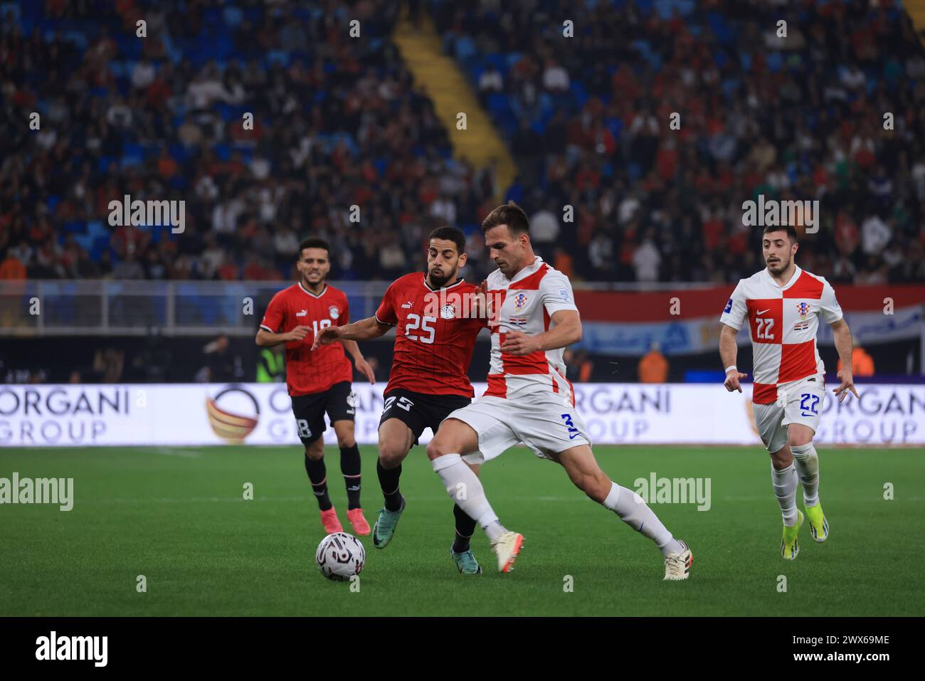 LE CAIRE, ÉGYPTE - MARS 26 : Mohamed El Shami, d'Égypte, et Marin Pongracic, de Croatie, lors du match FIFA Series 2024 Égypte opposant la Croatie à l'Égypte Banque D'Images