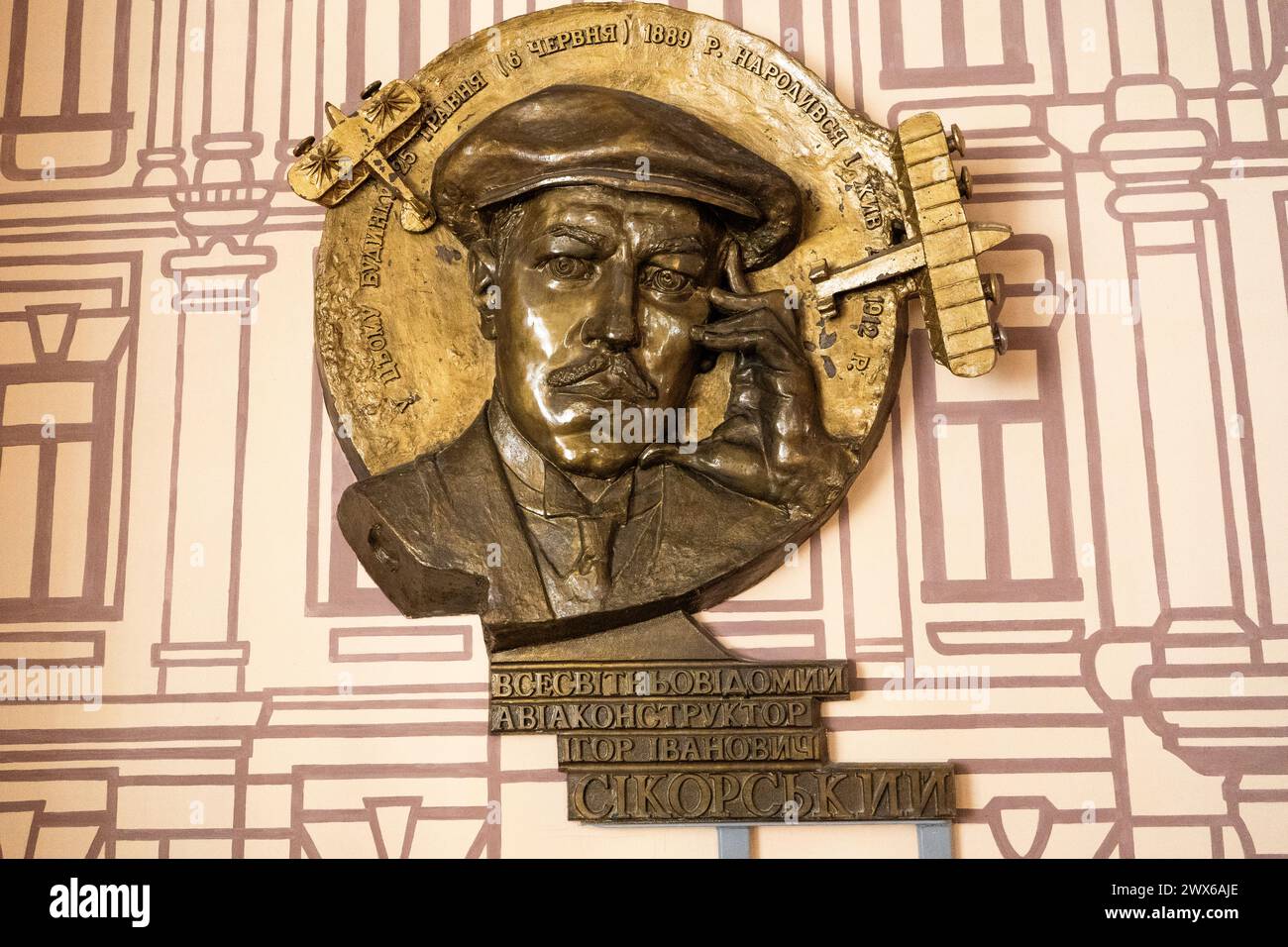 Ihor Sikorsky, concepteur et ingénieur aéronautique ukrainien. Monument en bronze. Ukraine, Kiev - 27 mars 2024. Banque D'Images