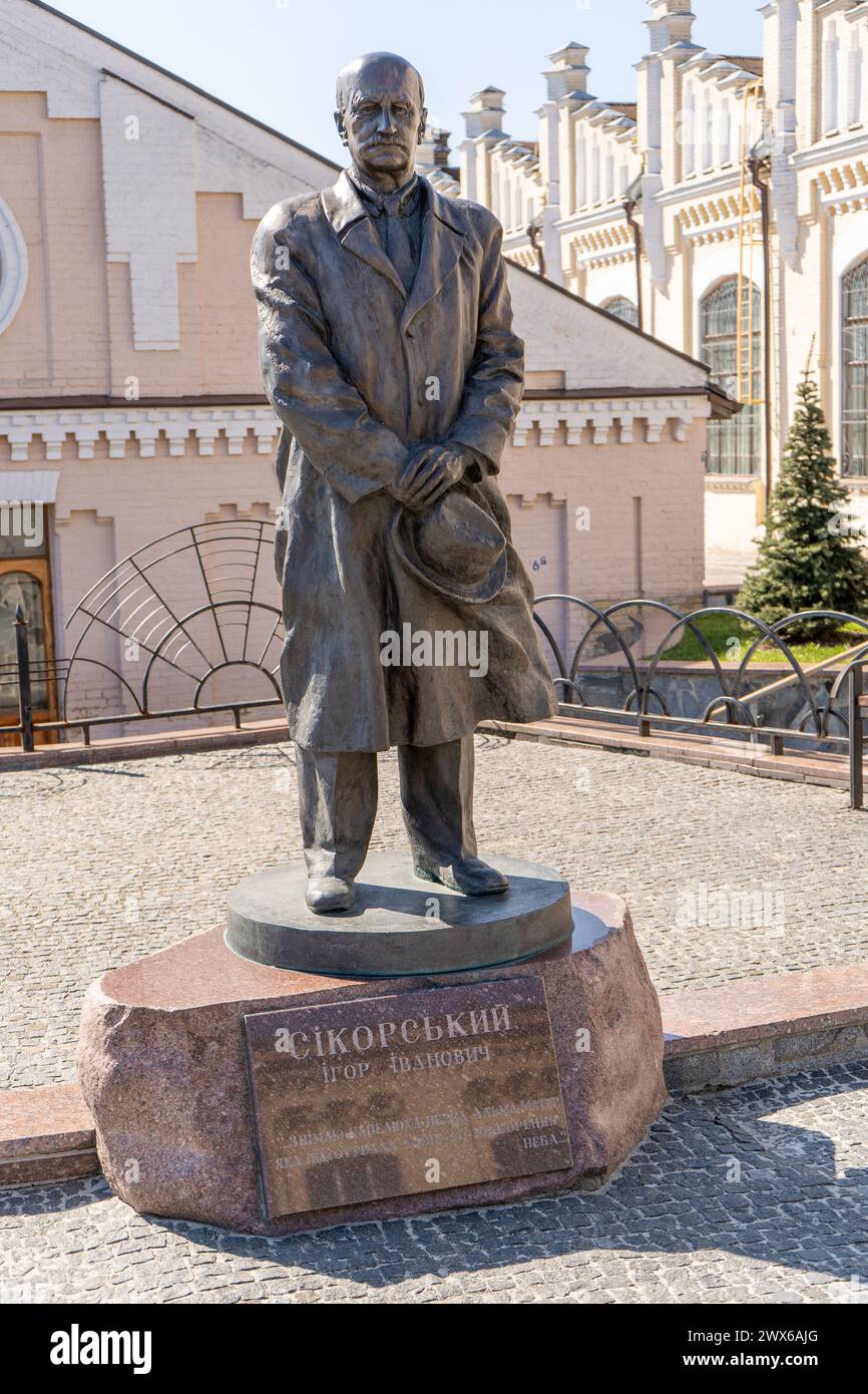 Ihor Sikorsky, concepteur et ingénieur aéronautique ukrainien. Monument en bronze. Ukraine, Kiev - 27 mars 2024. Banque D'Images