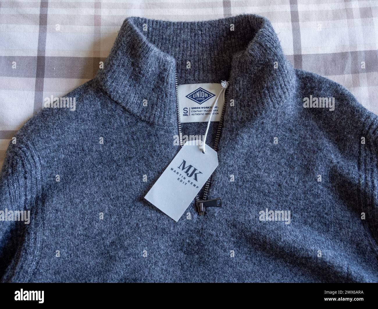 Pull gris pour homme de la gamme Martin Kemp au tu Clothing, supermarché Sainsburys, Royaume-Uni Banque D'Images