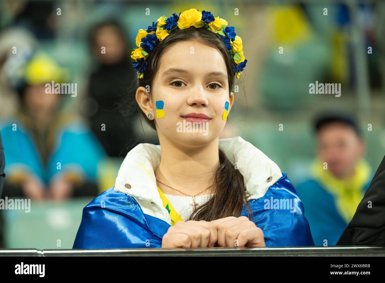 WROCLAW, POLOGNE - 26 MARS 2024 : qualifications pour l'UEFA Euro 2024. Match final Ukraine - Islande 2:1. Fille de soutien de l'Ukraine Banque D'Images