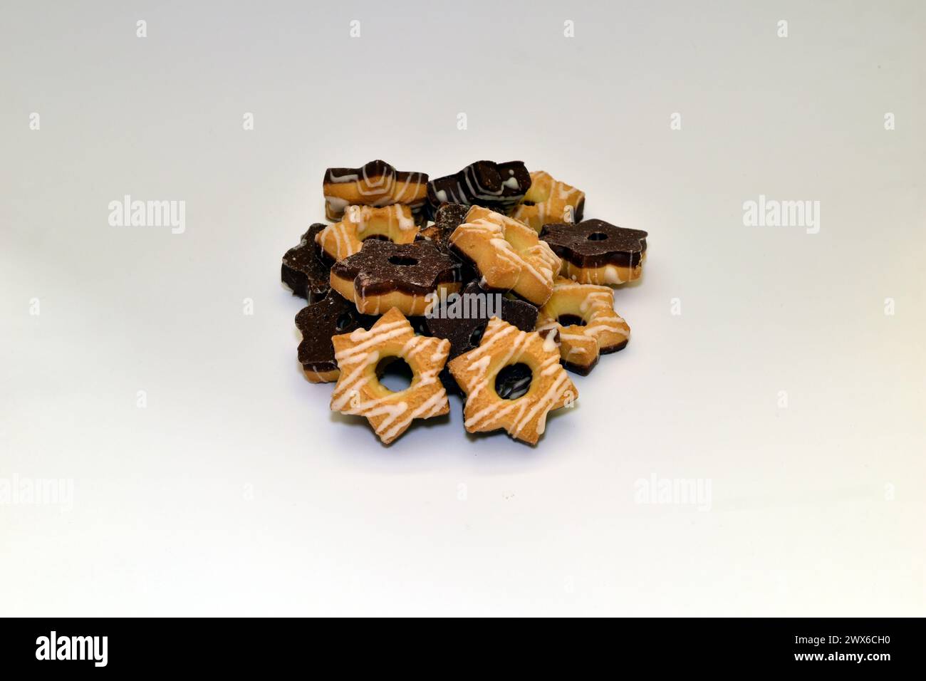 Il y a des biscuits sablés avec et sans chocolat dans une pile sur la table. Banque D'Images