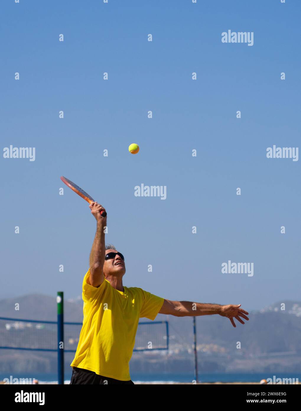 homme de 60 ans jouant au tennis de plage Banque D'Images
