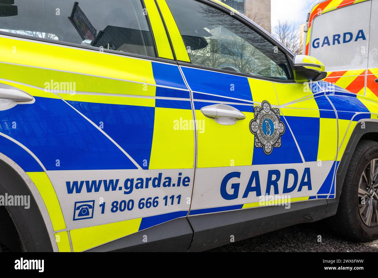 Garda voiture et fourgonnette garées à Cork, Irlande. Banque D'Images
