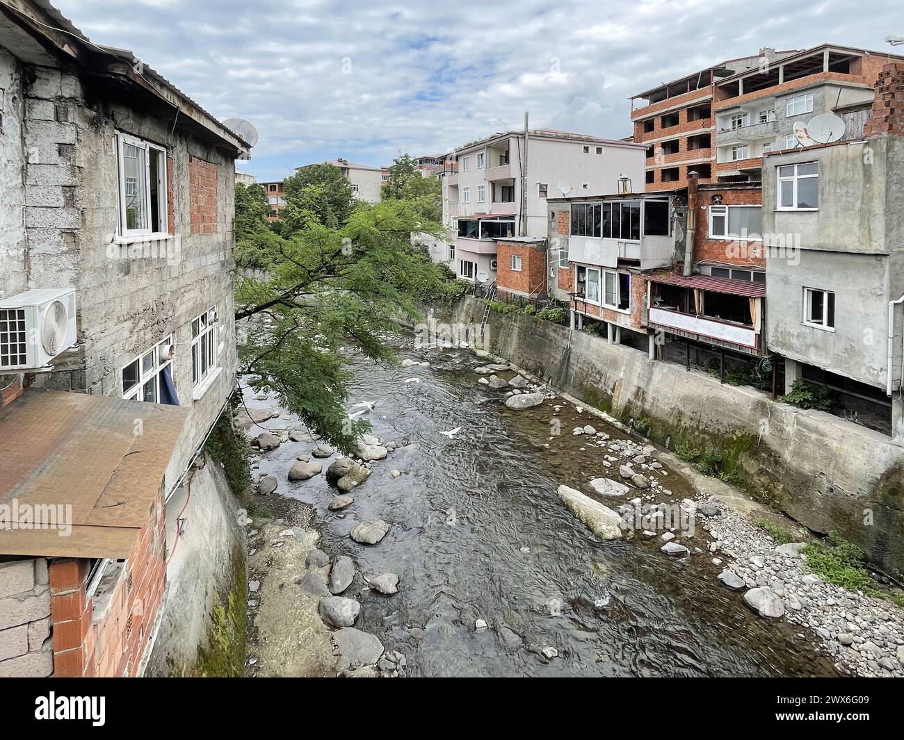 Paysage urbain de Turquie. Kemalpasha ville et rivière près de Sarp Banque D'Images