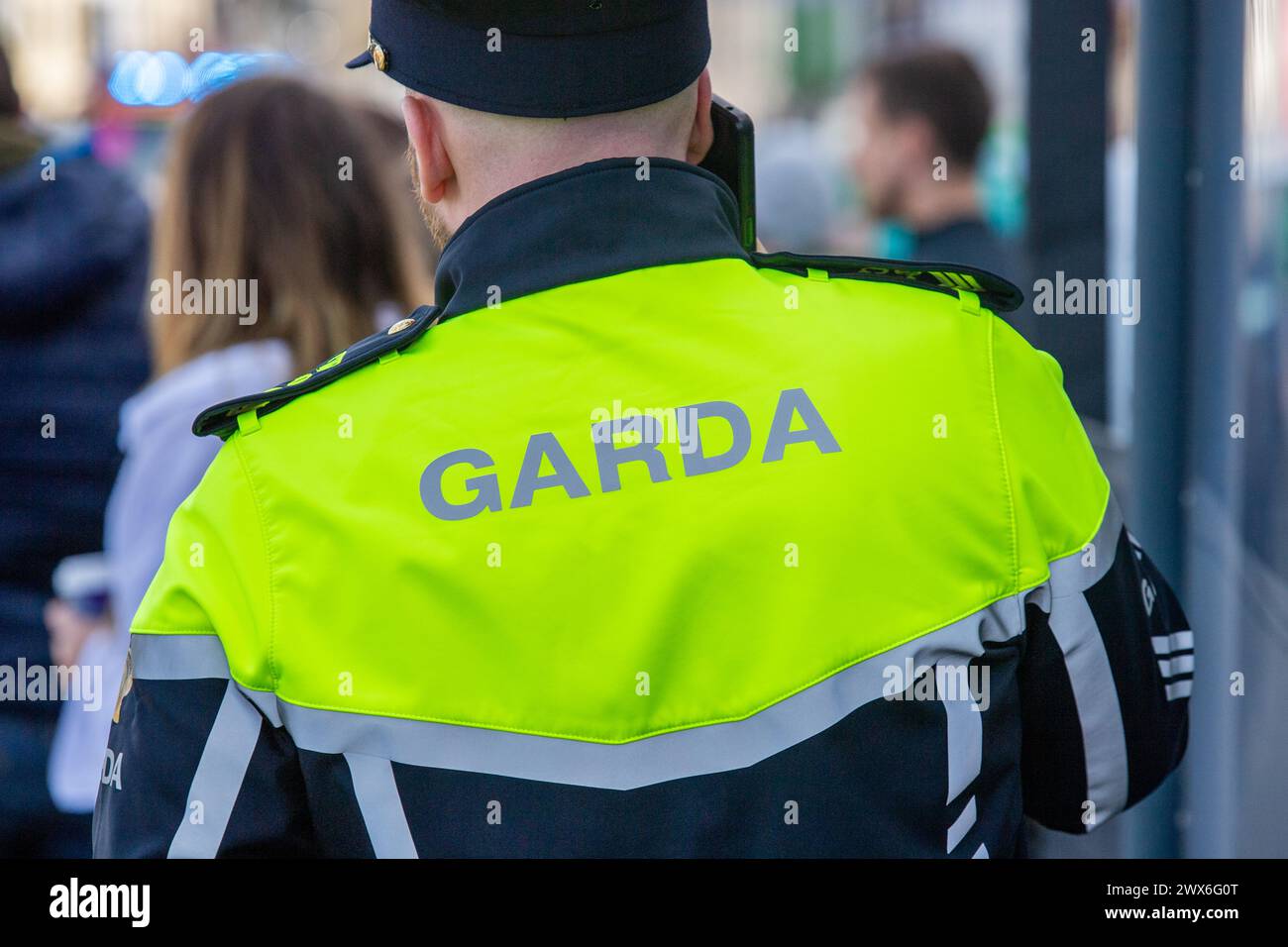 Sergent de Garda en patrouille à West Cork, Irlande. Banque D'Images