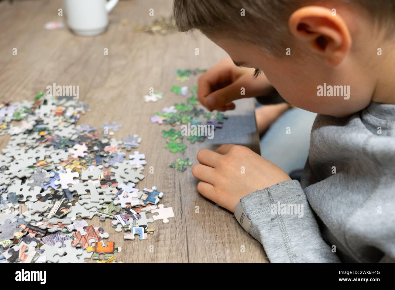 Garçon concentré faisant un puzzle Banque D'Images