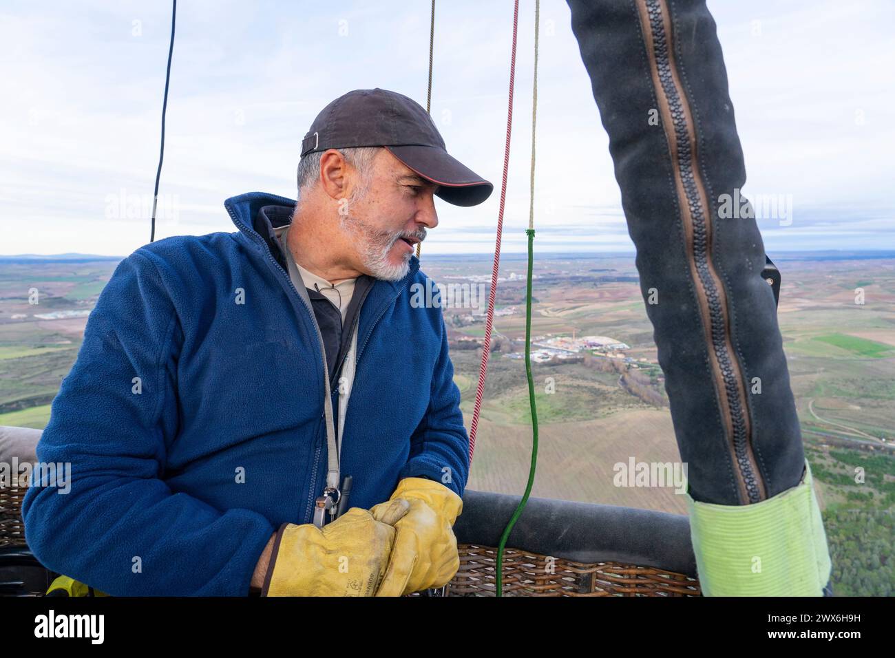 Pilote de montgolfière volant avec son ballon Banque D'Images