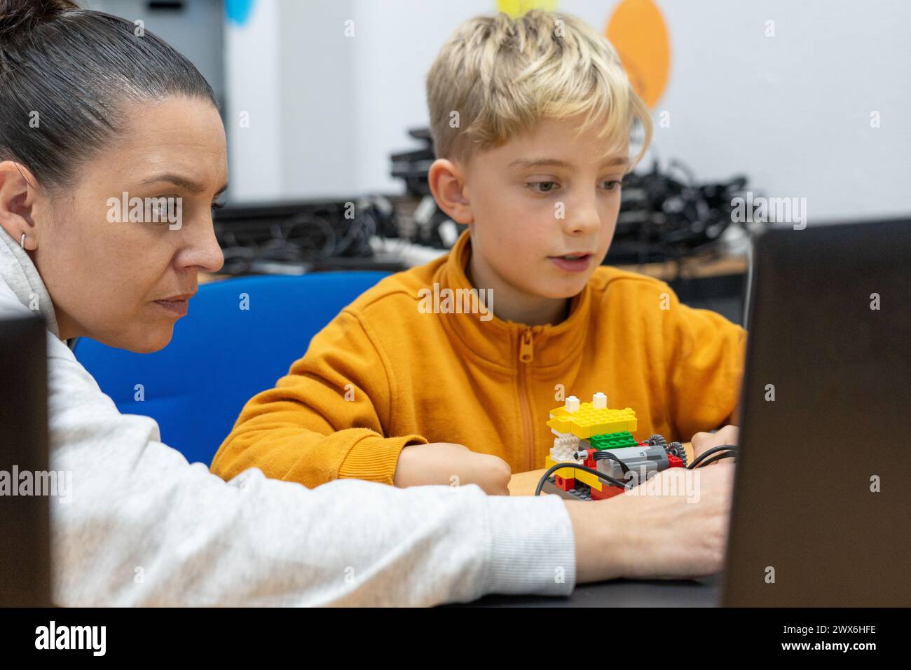 Professeur d'informatique enseignant à un enfant Banque D'Images