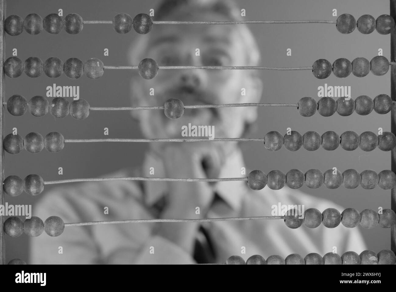 Comptable masculin dans le bureau, compte sur l'Abacus en bois Banque D'Images
