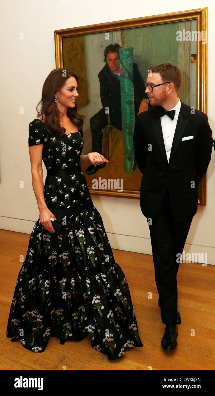 Photo du dossier datée du 12/3/2019 de la duchesse de Cambridge s’entretient avec le directeur de la National Portrait Gallery, le Dr Nicholas Cullinan, lors du Gala du Portrait 2019 à la National Portrait Gallery de Londres. Nicholas Cullinan, ancien chef de la National Portrait Gallery, a été nommé nouveau directeur du British Museum. Il remplace Sir Mark Jones, ancien directeur du Victoria and Albert Museum, qui a été nommé directeur par intérim à la suite de la démission de Hartwig Fischer à la suite des vols à l'institution basée à Londres. Date d'émission : jeudi 28 mars 2024. Banque D'Images