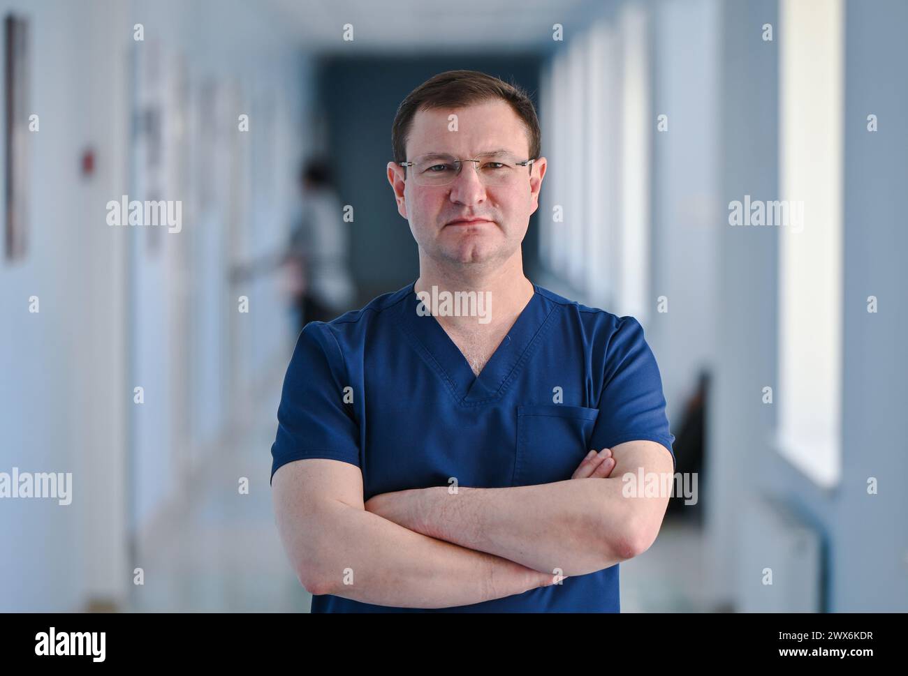 LVIV, UKRAINE - MARS 27, 2024 - chirurgien cardiaque de premier plan et directeur adjoint de l'Institut national de chirurgie cardiovasculaire Amosov Kostiantyn Rudenko pose pour une photo après avoir pratiqué une chirurgie à cœur ouvert avec des spécialistes de l'Institut national de chirurgie cardiovasculaire Amosov utilisant la méthode Ferrazzi à l'occasion de la visite Hôpital clinique de Panteleimon, Lviv, Ukraine occidentale. Banque D'Images