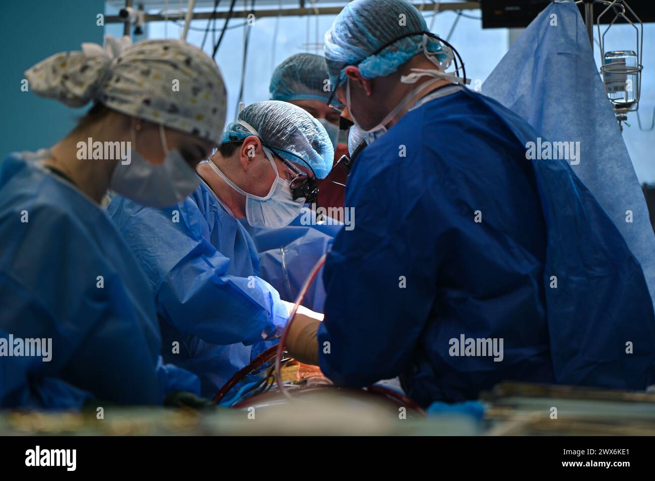 LVIV, UKRAINE - le 27 MARS 2024 - le chirurgien cardiaque principal et directeur adjoint de l'Institut national de chirurgie cardiovasculaire Amosov Kostiantyn Rudenko (C) effectue une chirurgie à cœur ouvert avec des spécialistes de l'Institut national de chirurgie cardiovasculaire Amosov en utilisant la méthode Ferrazzi à l'établissement Hôpital clinique de Panteleimon, Lviv, Ukraine occidentale. Banque D'Images