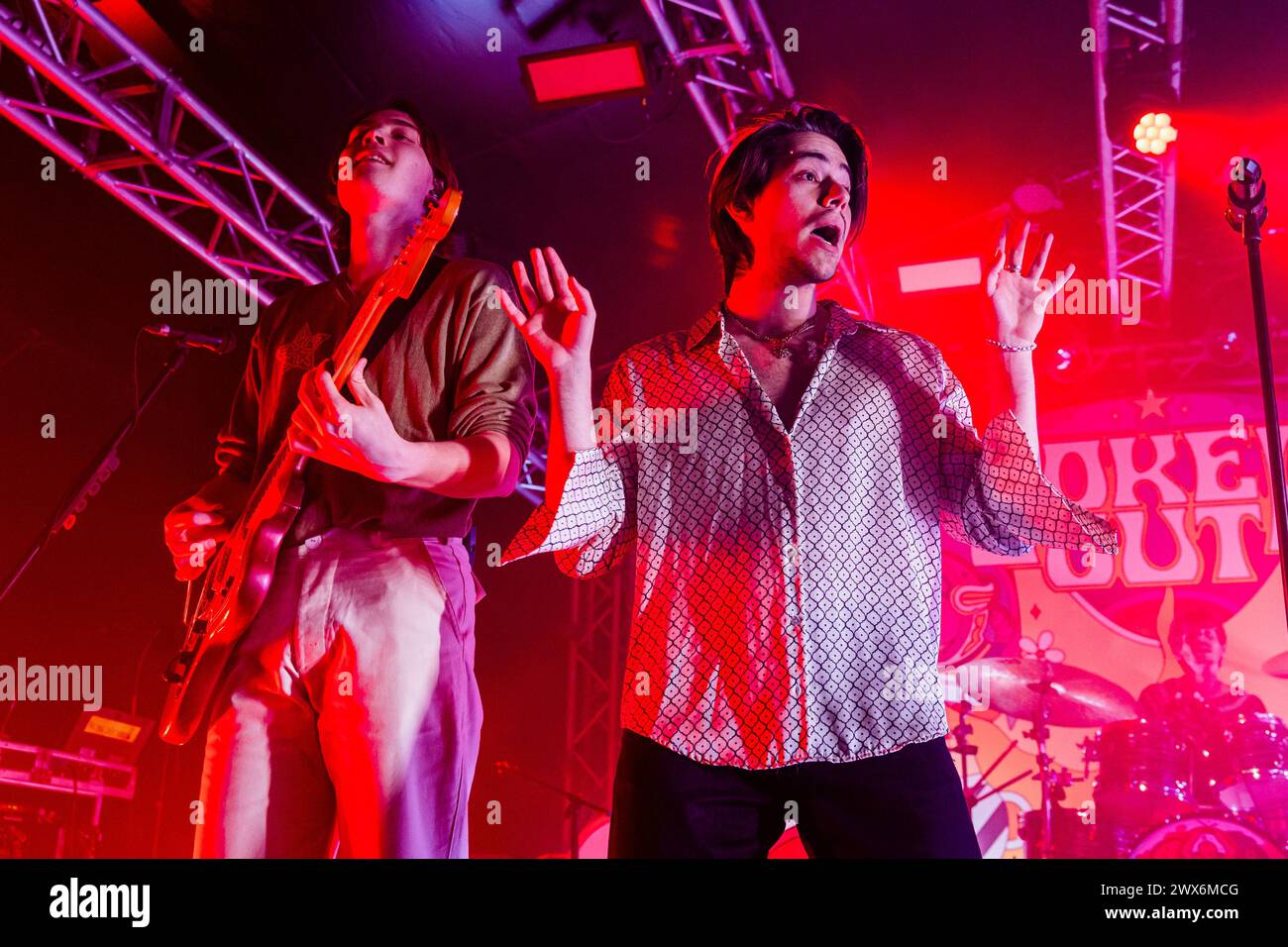 Milan, Italie. 27 mars 2024. Kris Guštin (à gauche) et Bojan Cvjeti?anin (à droite) du groupe de rock indépendant slovène Joker Out se produisent au Circolo Magnolia de Milan. Crédit : SOPA images Limited/Alamy Live News Banque D'Images