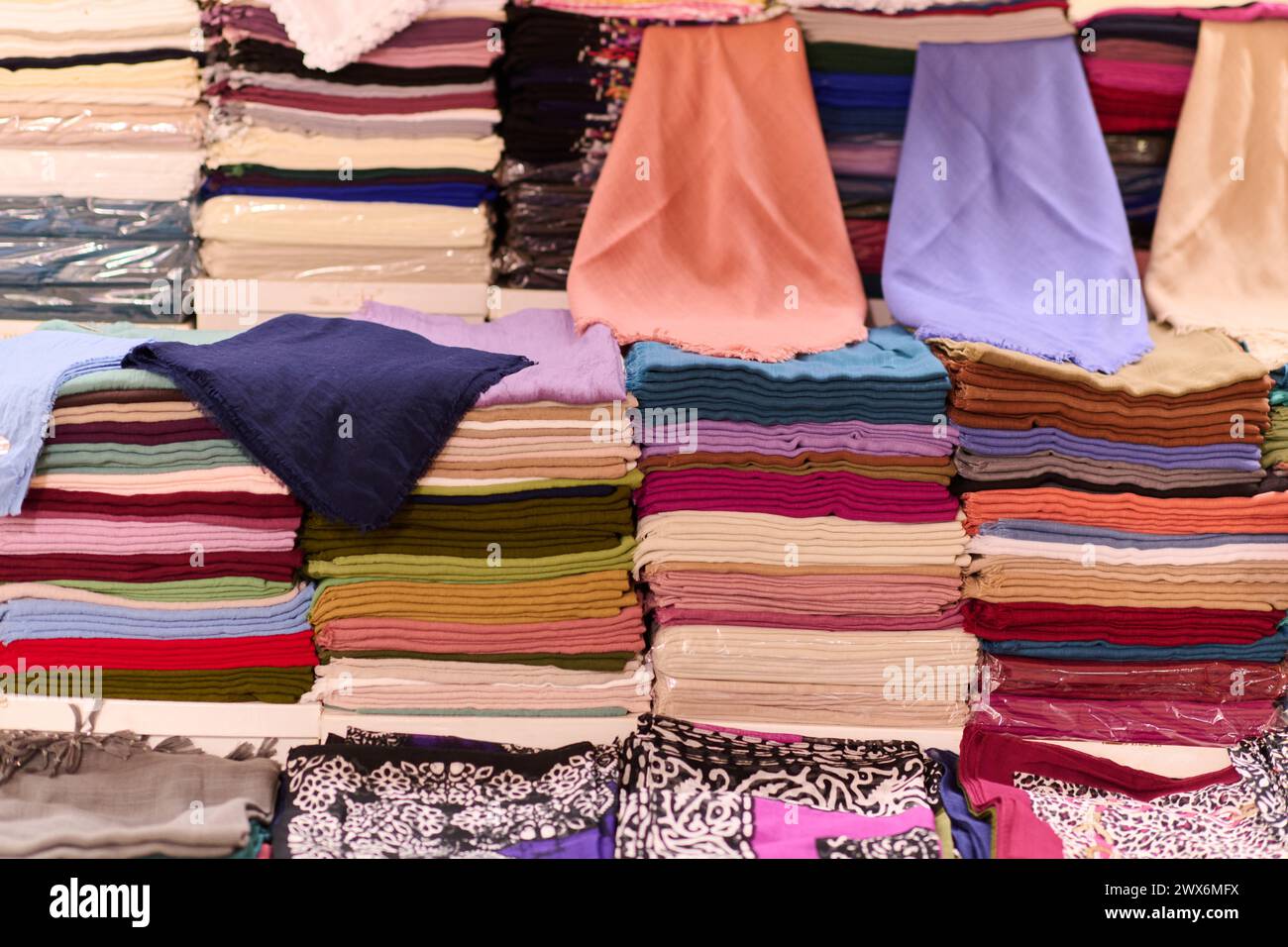 Une tapisserie de tradition : tableau coloré de vêtements musulmans à vendre dans les rues d'Istanbul Banque D'Images