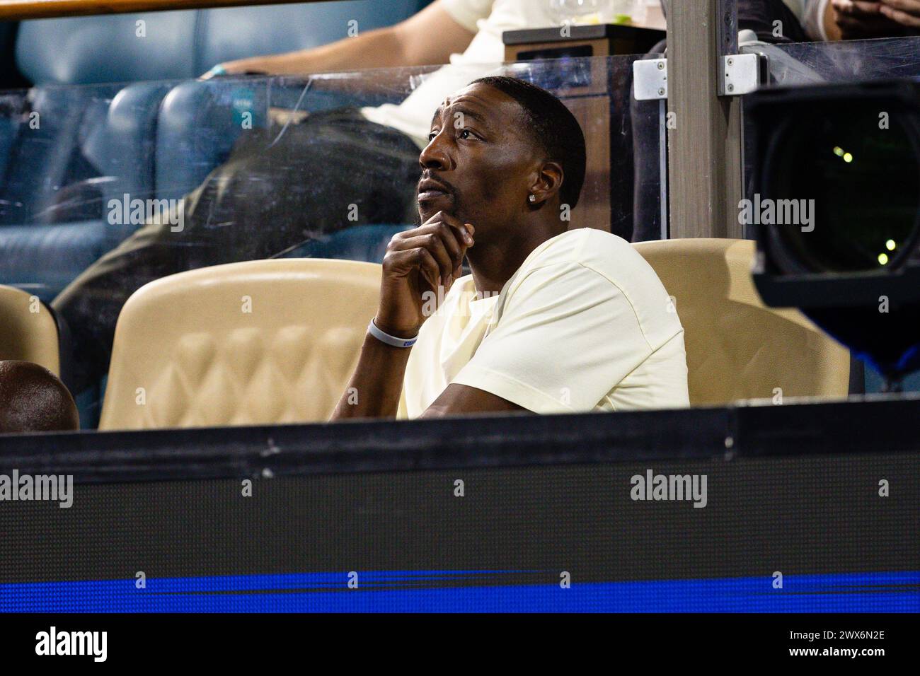 MIAMI GARDENS, FLORIDE - MARS 27 : Bam Adebayo de Miami Heat regarde le tennis pendant leur match le jour 12 de l'Open de Miami au Hard Rock Stadium le 27 mars 2024 à Miami Gardens, Floride. (Photo de Mauricio Paiz) crédit : Mauricio Paiz/Alamy Live News Banque D'Images