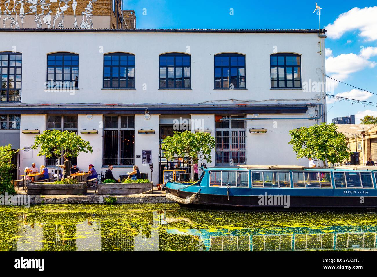 Extérieur de CRATE Brewery & Pizzeria et de la barge Alfred le Roy sur le canal de navigation de la rivière Lee, Hackney Wick, Londres, Angleterre Banque D'Images