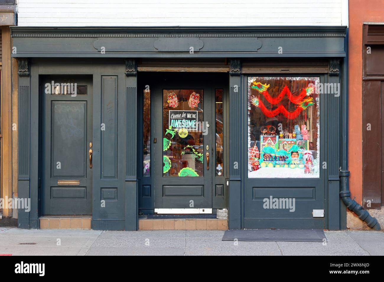 An.mé /ahn-May/ 249 Bleecker St, New York, NYC vitrine d'une boutique de mode pour enfants et d'un magasin de jouets dans le Greenwich Village de Manhattan Banque D'Images