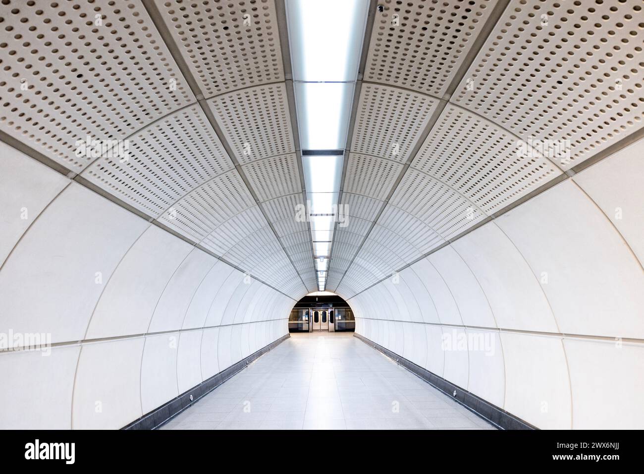 Tunnel entre les quais à Elizabeth Line Bond Street Station, Londres, Angleterre Banque D'Images