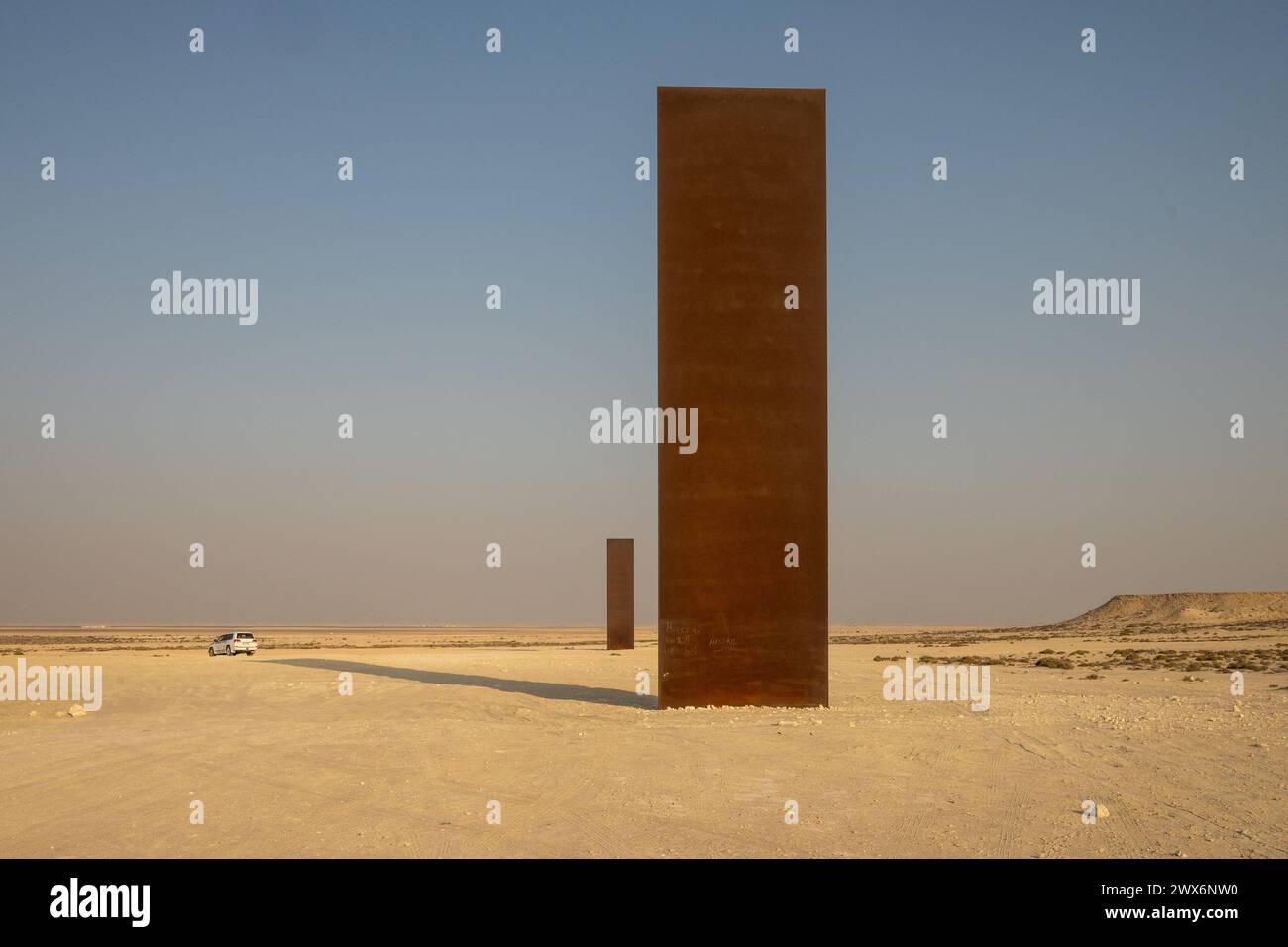Brouq, Qatar. 28 mars 2024. La photo du dossier datée du 19 novembre 2021 montre la sculpture « East-West/West-East » de l’artiste américain Richard Serra, dans la réserve naturelle de Brouq au Qatar, à une heure de route à l’ouest de la capitale Doha. L’œuvre est composée de quatre plaques d’acier, chacune de plus de quatorze mètres de hauteur, au milieu du désert. Richard Serra vient de décéder, en mars 2024, à l’âge de 85 ans. Photo Balkis Press/ABACAPRESS.COM crédit : Abaca Press/Alamy Live News Banque D'Images