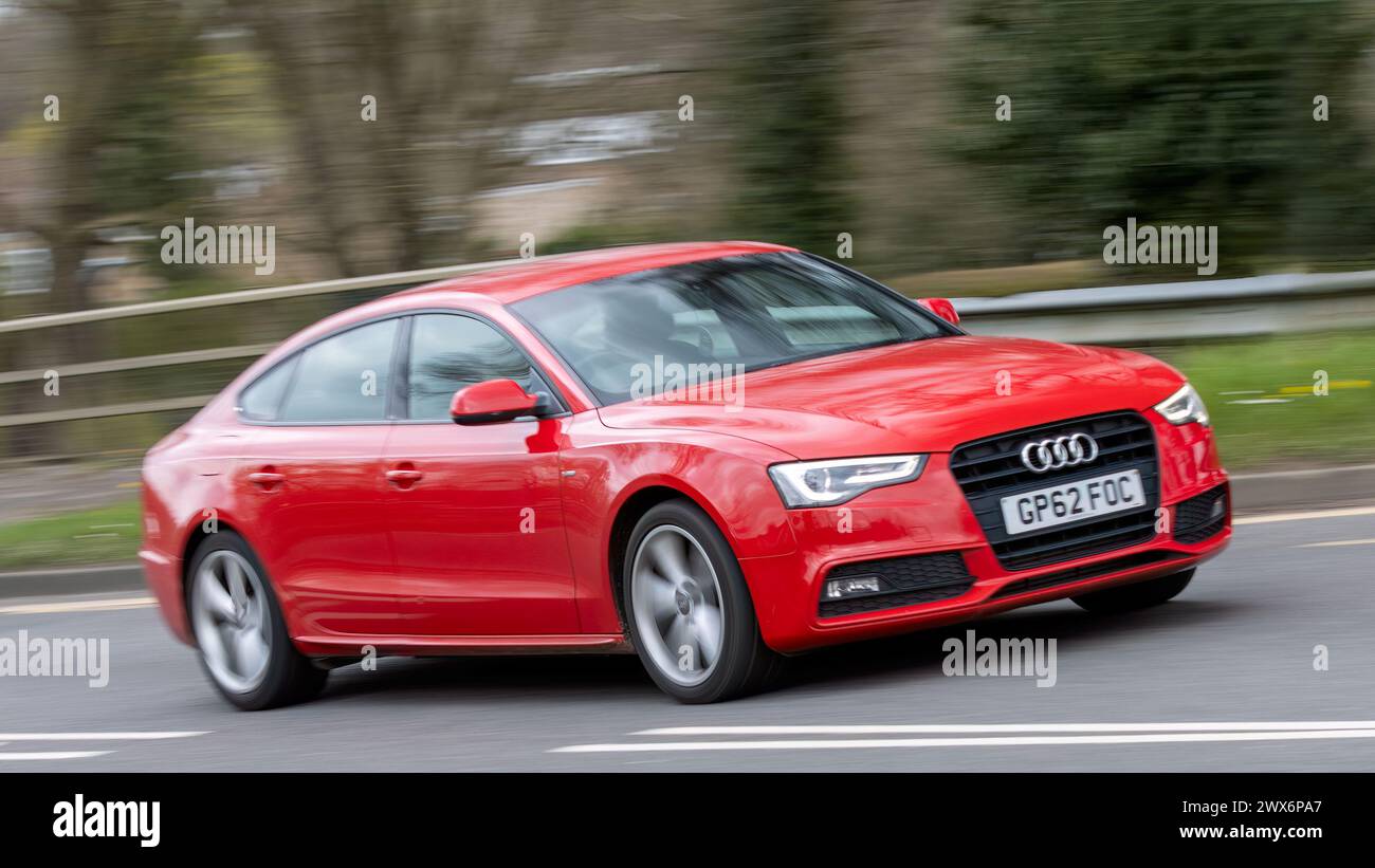 Milton Keynes, UK-Mar 26th 2024 : 2012 voiture Audi A5 à moteur diesel rouge conduisant sur une route britannique Banque D'Images