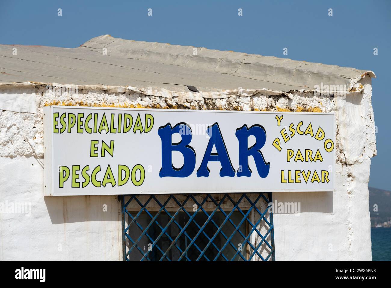 Panneau à l'extérieur d'un bar rustique peint en blanc, qui se spécialise dans les fruits de mer avec service à emporter, sur la plage à Algeciras en Espagne. Banque D'Images