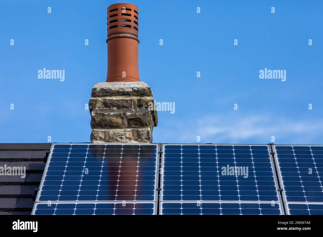 L'énergie solaire joue un rôle limité dans la production d'électricité au Royaume-Uni. Il y avait peu d'installations jusqu'en 2010, lorsque le gouvernement britannique a imposé des subventions sous la forme d'un tarif de rachat (FIT), payé par tous les consommateurs d'électricité. Au cours des années suivantes, le coût des panneaux photovoltaïques (PV) a baissé et les taux D'AJUSTEMENT pour les nouvelles installations ont été réduits progressivement jusqu'à ce que le régime ferme aux nouvelles applications en 2019. En 2023, plus de 14,4 gigawatts (GW) avaient été installés, dont un tiers solaire sur les toits. Maisons et maisons à Queensbury, West Yorkshire, Royaume-Uni avec des panneaux solaires par une journée ensoleillée. Banque D'Images