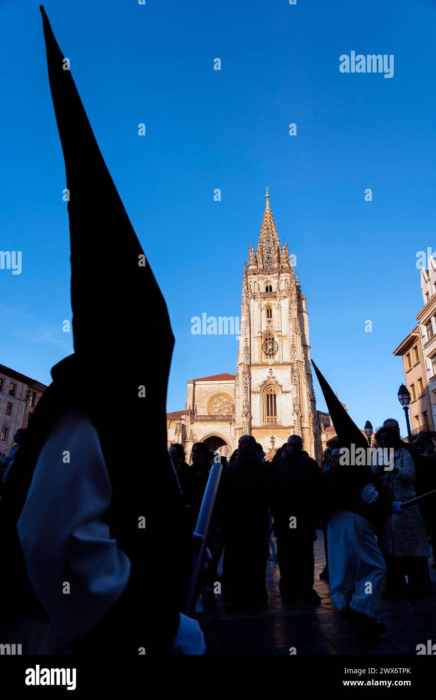 Procession de la semaine Sainte à Oviedo, Fraternité des étudiants, Asturies. Espagne. Banque D'Images