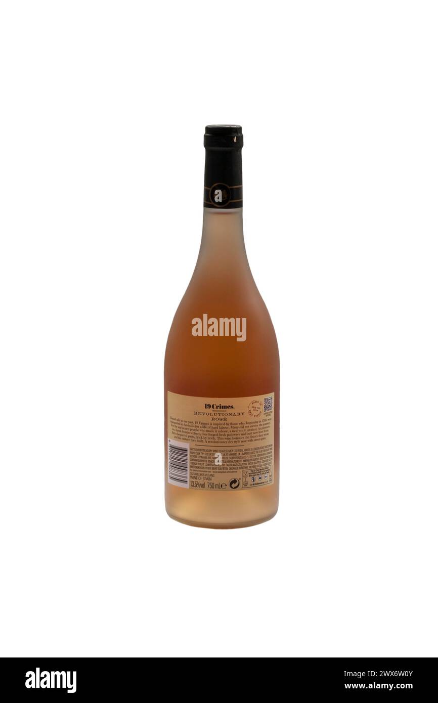 Bouteille de 19 crimes Revolutionary Rose vin 2021 isolé sur fond blanc - produit de l'Espagne espagnol Banque D'Images