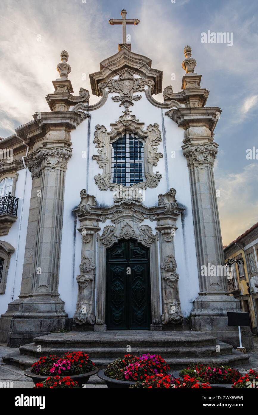 Façade de la chapelle traditionnelle des Malheiras, exemple de l'architecture baroque portugaise, sur fond de ciel de coucher de soleil. Viana do Castelo, Portugal Banque D'Images