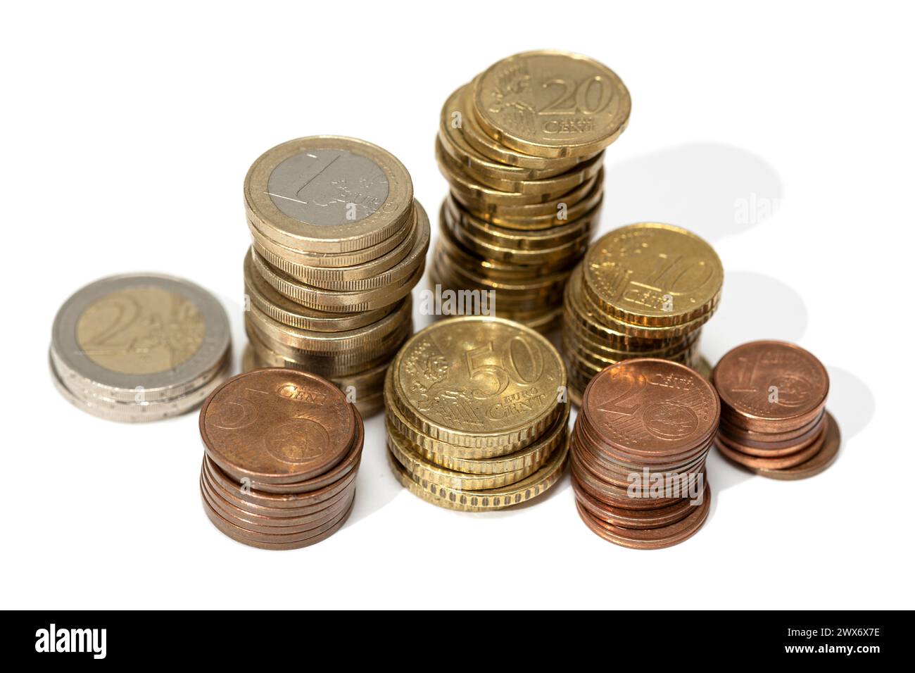 Gros plan d'une variété de pièces en euros empilées isolées sur fond blanc Banque D'Images