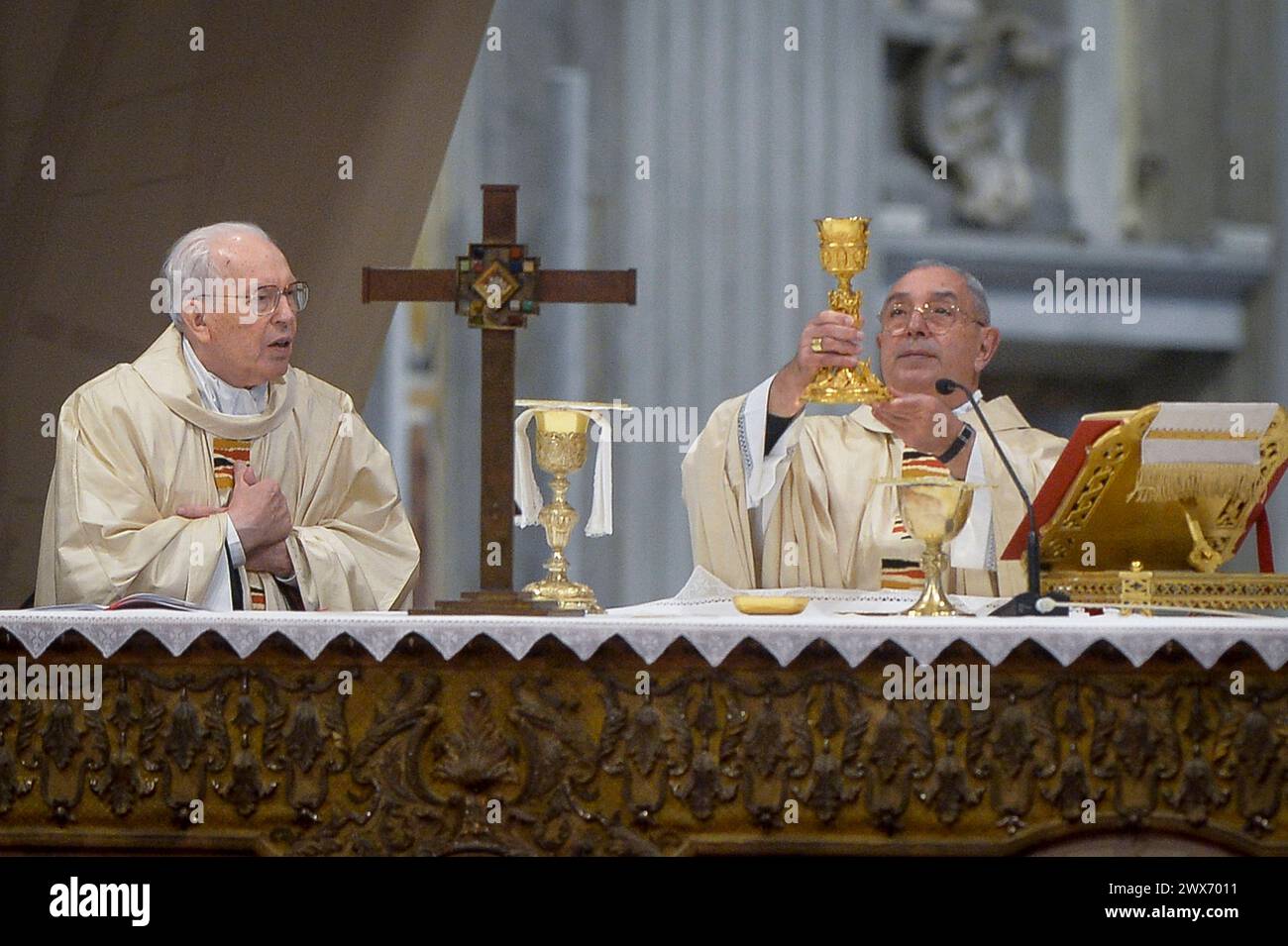 Italie, Rome, Cité du Vatican, 28 mars 2024 : le pape François célèbre la messe du Chrism en signe Basilique Pierre au Vatican. Dans l'image (R) le Cardinal Angelo de Donatis photo © Stefano Carofei/Sintesi crédit : AGENZIA SINTESI/Alamy Live News Banque D'Images