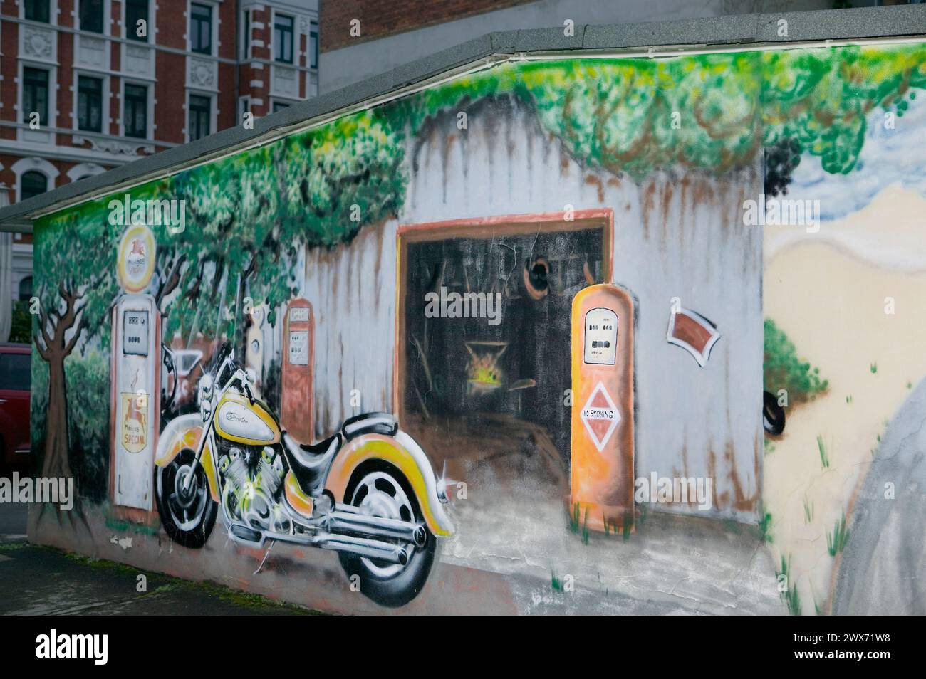 Graffiti, moto dans une station-service Banque D'Images