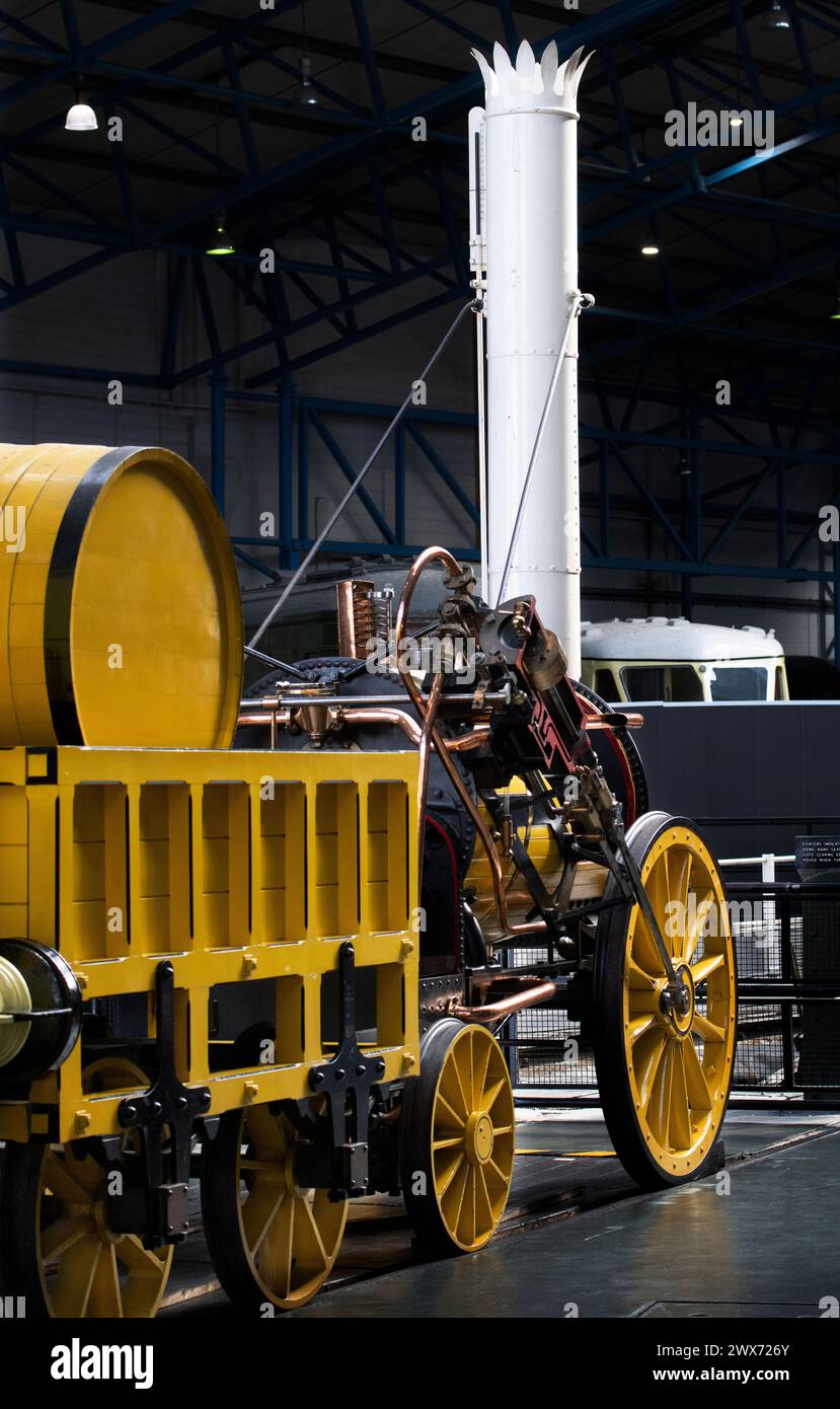 Musée national des chemins de fer, York. Mars 2024 la réplique découpée de la fusée de Stephenson dans le Grand Hall du Musée national des chemins de fer à Yo Banque D'Images