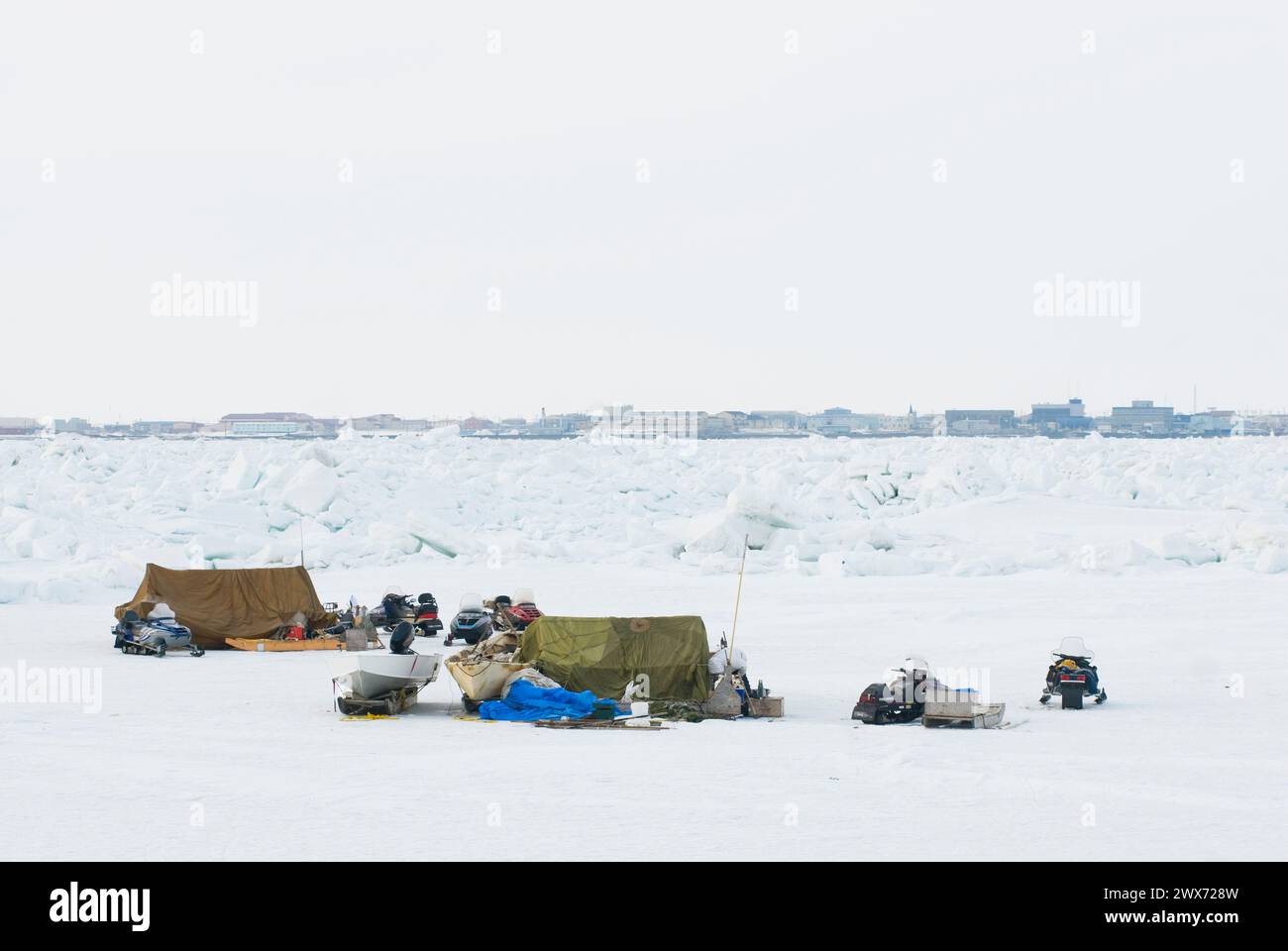 Hopson un camp de chasse à la baleine printanière sur une casserole plate de glace au-dessus de la mer gelée des Chukchi au large de point Barrow Arctic Alaska Banque D'Images