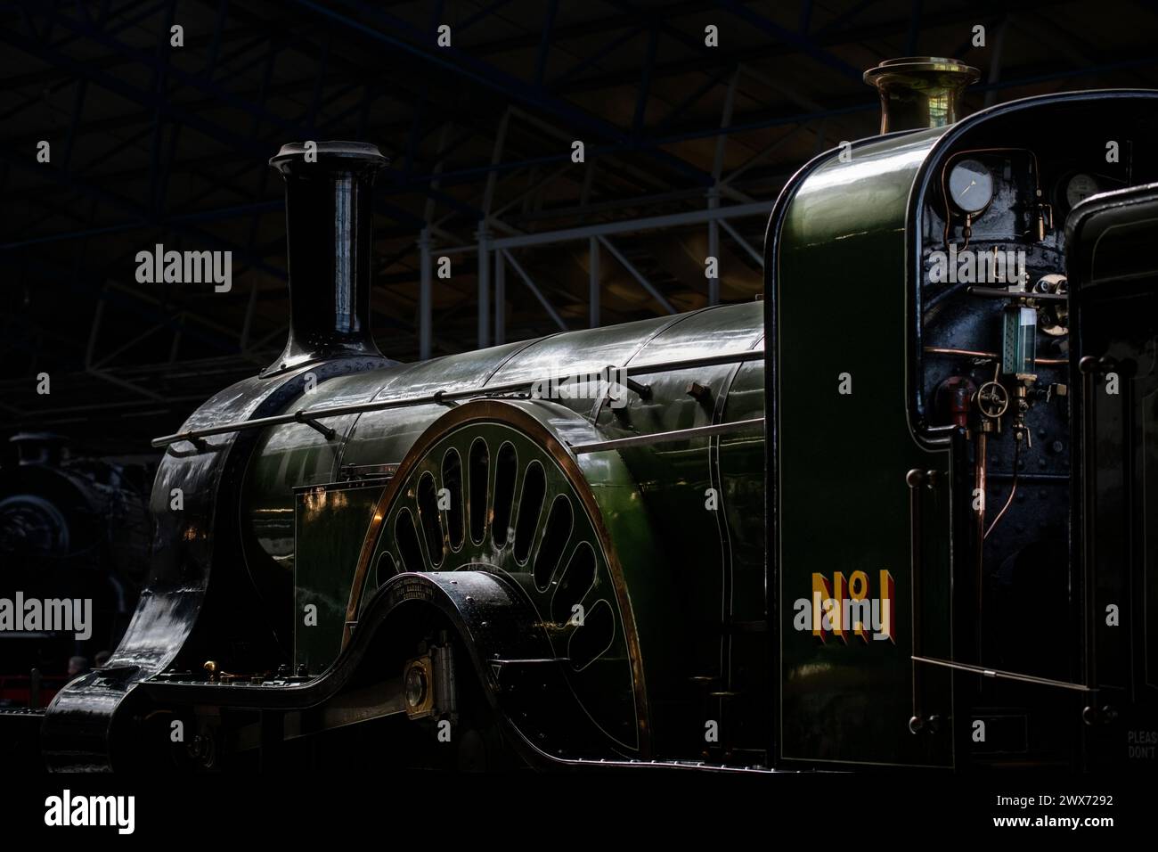 Musée national des chemins de fer, York. Mars 2024 le Great Northern Railway (GNR) No. 1 classe Stirling Single est une classe de locomotive à vapeur conçue pour exp Banque D'Images