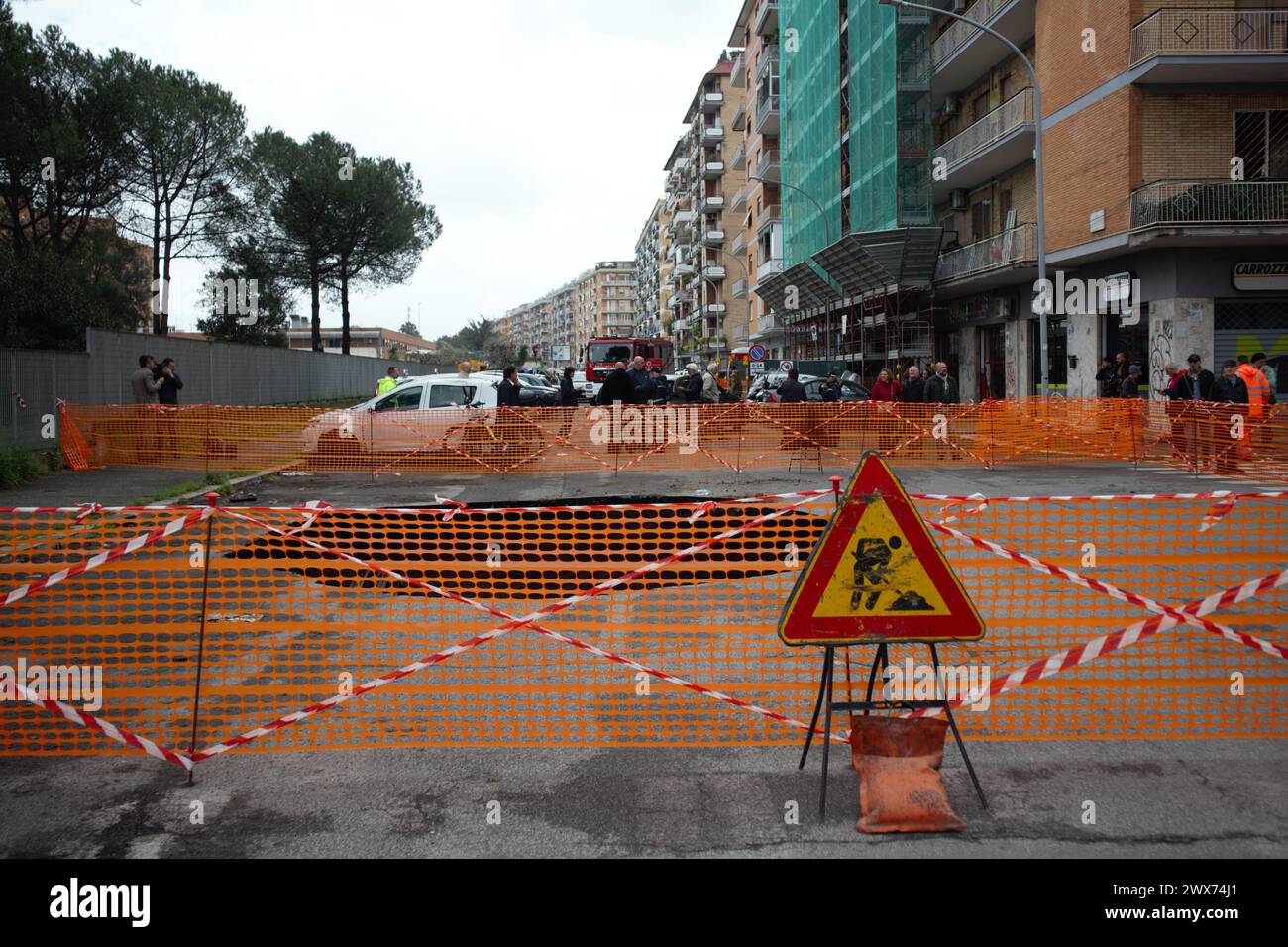 Rome, Italie. 28 mars 2024. La route s’effondre dans le quartier Quadraro, deux voitures avalées par le gouffre de la via Sestio Menas. Rome Italie. 28 mars 2024. ANTONIO NARDELLI / Alamy LIVE NEWS crédit : antonio nardelli / Alamy Live News Banque D'Images