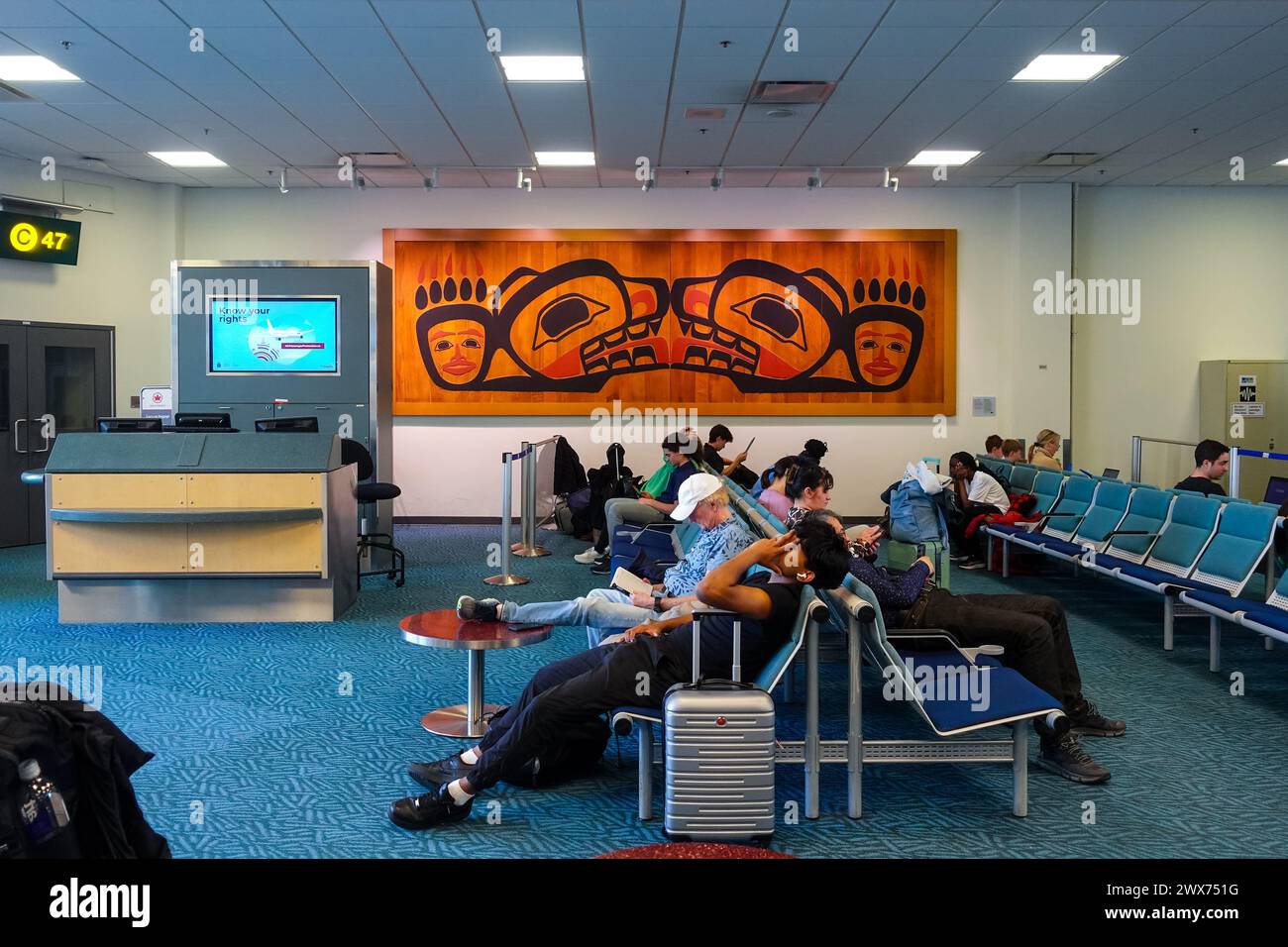 passagers attendant à une porte d'embarquement à l'intérieur du terminal de l'aéroport international de vancouver à vancouver, c.-b., canada Banque D'Images