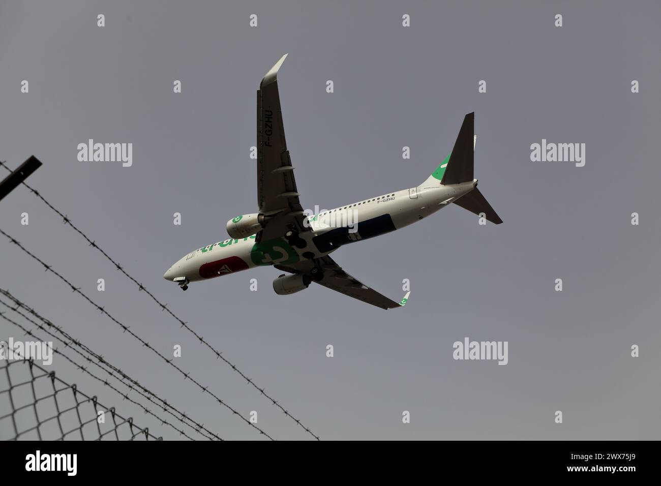 Porto, Portugal - 22 mars 2024 : Boeing 737-800 F-GZHU Transavia atterrissant à OPO, aéroport Francisco Sá Carneiro, Porto pendant une tempête de poussière Banque D'Images