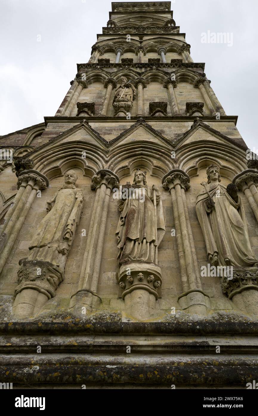 Colour Salisbury Cathedral , architecture gothique médiévale, West Door & la plus haute flèche de Grande-Bretagne, Wiltshire, Royaume-Uni Banque D'Images