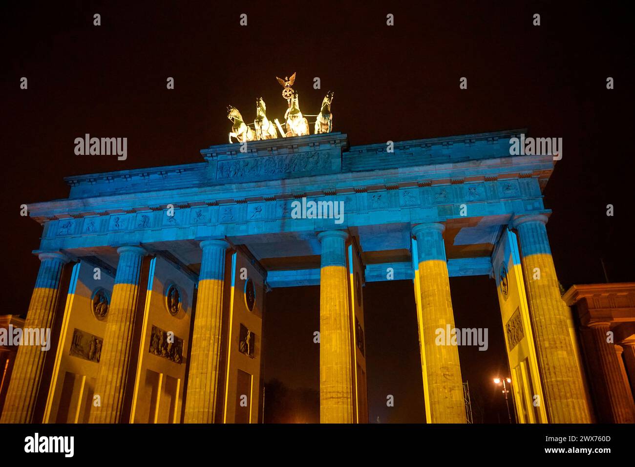 24) février 2023 : das Brandenburger Tor wird am ersten Jahrestag des russischen Ueberfalls in den Nationalfarben der Ukraine angestrahlt 24 février Banque D'Images
