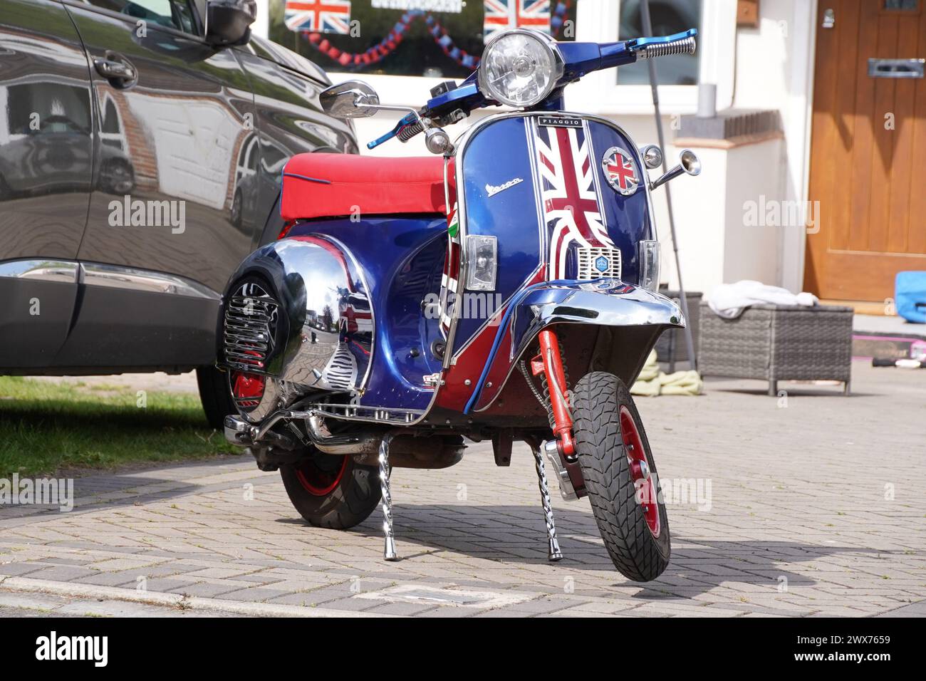 Scooter en rouge et bleu Banque D'Images