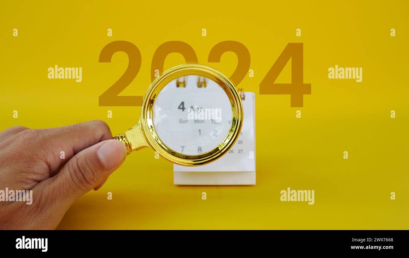 Calendrier d'avril 2024 à l'intérieur d'une loupe. Banque D'Images